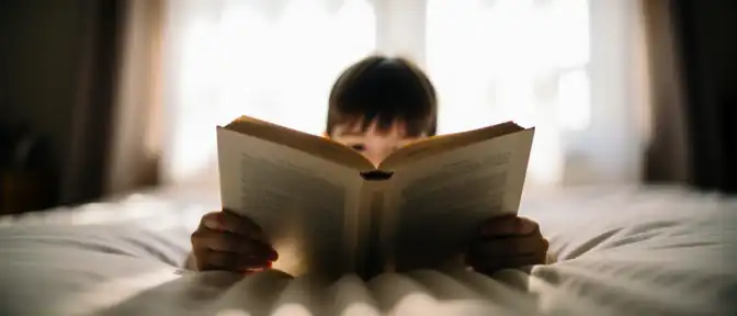 Профессор Игорь Азнаурян заявил о негативном влиянии привычки читать лежа на животе на зрение у детей
