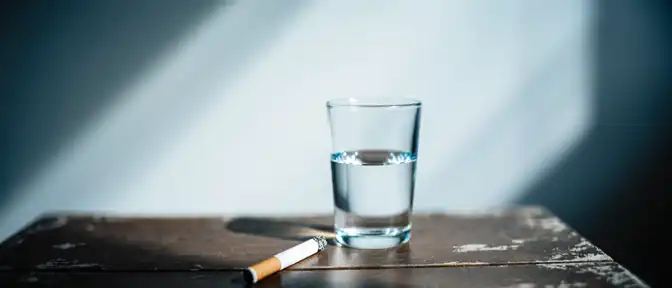 Риски повышения вязкости крови из-за дефицита воды и табачной зависимости объяснил Роман Хромов